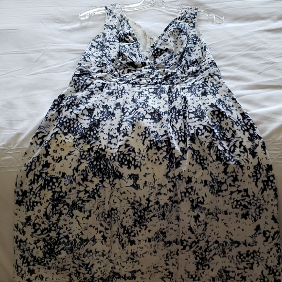 Beautiful floral dress - Picture 1 of 2